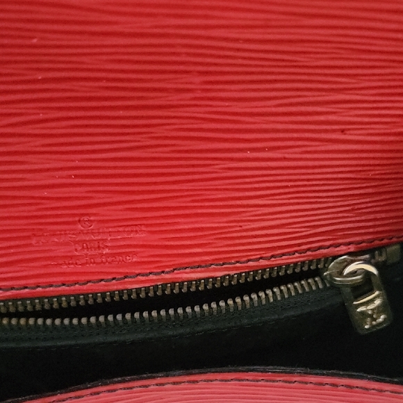 Pretty Pushers Red Crossbody Bag with Flap Closure - Picture 3 of 5